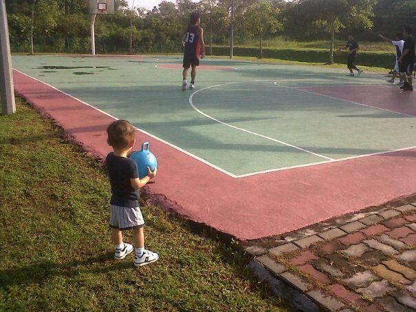 Now basketball pulak. When can I go jog Amir? photo 409447_2583645715877_233898969_n.jpg
